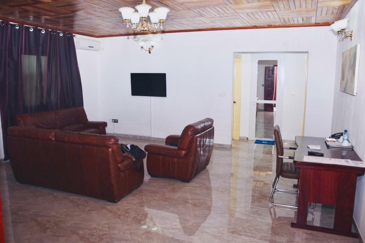 Hotel La Couronne Rw Yaounde Exterior photo