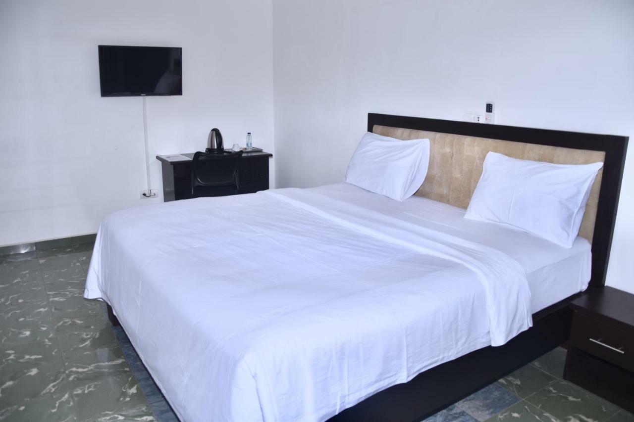 Hotel La Couronne Rw Yaounde Exterior photo
